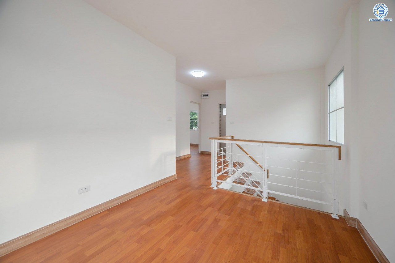 บ้านมือสองตกแต่งใหม่ คุณภาพแบรนด์ LH โครงการ ชัยพฤกษ์ ราชพฤกษ์-แจ้งวัฒนะ เนื้อที่ 66 ตร.ว. ฟังก์ชัน 3 ห้องนอน 3 ห้องน้ำ 2 ที่จอดรถ ภายในตกแต่งหรูหรา บนทำเลติดถนนราชพฤกษ์ เชื่อมสู่แจ้งวัฒนะได้อย่างรวดเร็ว ใกล้รถไฟฟ้าสายสีชมพู "ปากเกร็ด" จุดขึ้นทางด่วน "แจ้งวัฒนะ" โรบินสัน ไลฟ์สไตล์ ราชพฤกษ์ และ โลตัส นอร์ธราชพฤกษ์